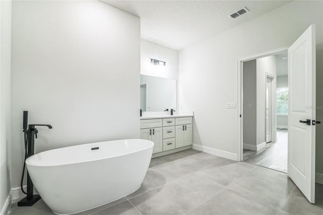 Master Bathroom | Image 8