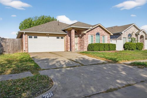 7016 Snowivy Ct, Arlington, TX, 76001-6216 | Card Image