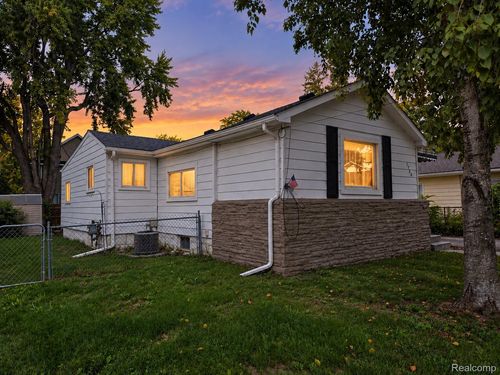 1754 Beechmont St, Keego Harbor, MI, 48320-1122 | Card Image