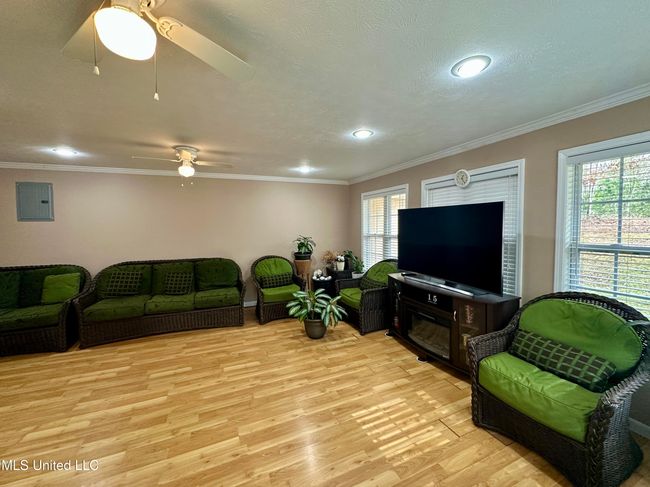 ALTERNANT GATHERING ROOM PHOTO | Image 32