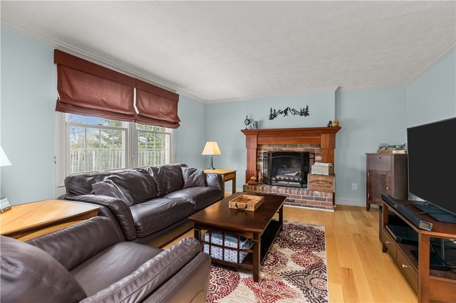 Cozy gas fireplace for those chilly evenings | Image 15