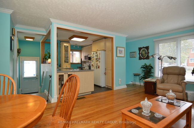 686 Cummings Ave, House attached with 3 bedrooms, 1 bathrooms and 2 parking in Ottawa ON | Image 7