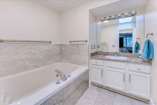 6522 Scenic Pines Ct, Condo with 3 bedrooms, 4 bathrooms and null parking in Clarkston MI | Image 32