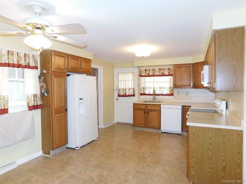 15 Dewitt St, Ellenville, NY, 12428-1103 | Card Image