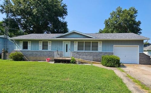 708 E Orange St, Girard, KS, 66743-1946 | Card Image