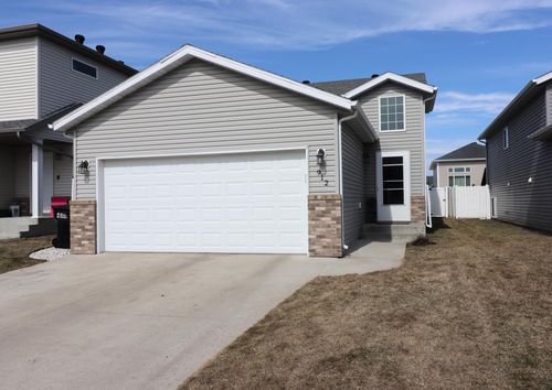 912 30th Ave W, West Fargo, ND, 58078-7937 | Card Image