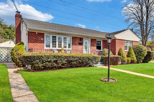 70 Martin Rd N, Bethpage, NY, 11714-5115 | Card Image