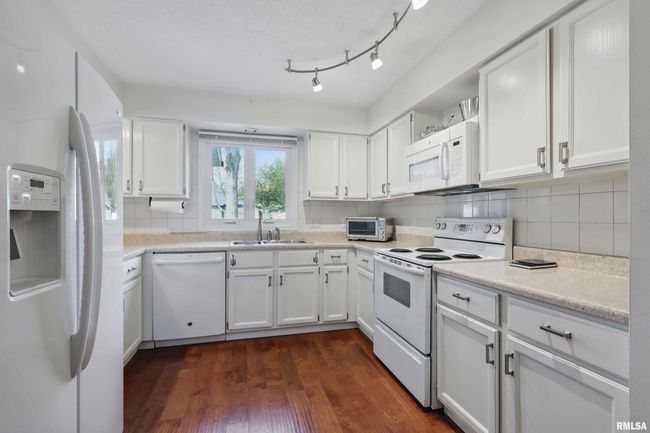 5952 Crow Valley Park Dr, Condo with 2 bedrooms, 2 bathrooms and null parking in Davenport IA | Image 14