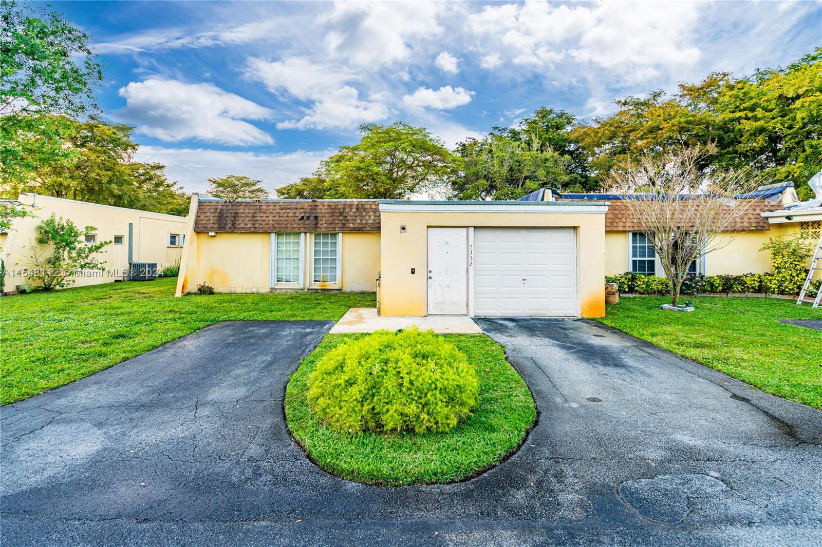 Bay Hill Dr, Hialeah, FL 33015