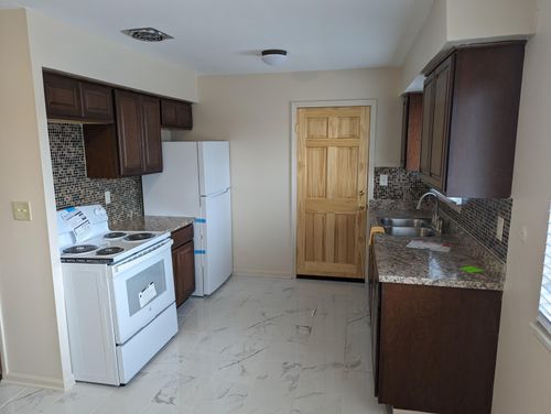 2-25337 S Montmartre Ct, Oak Park, MI, 48237-4016 | Card Image