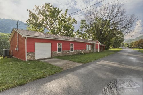 202 Riverside Dr, Hinton, WV, 25951-2647 | Card Image