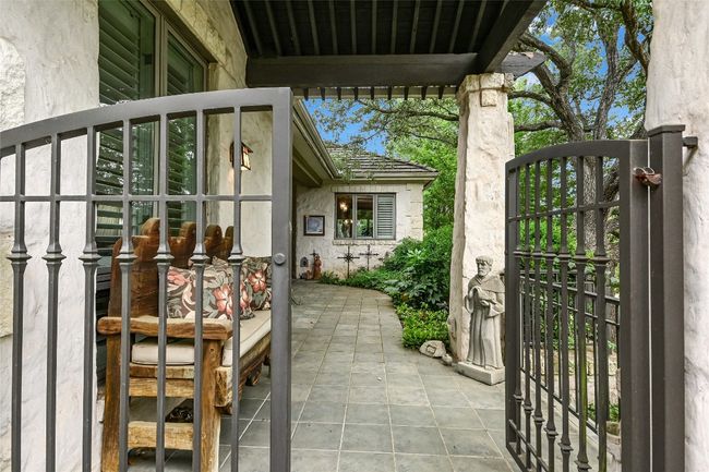 Gated front patio/courtyard entrance | Image 6