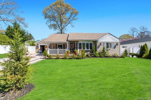 25 Snyder St, Patchogue, NY, 11772-1767 | Card Image