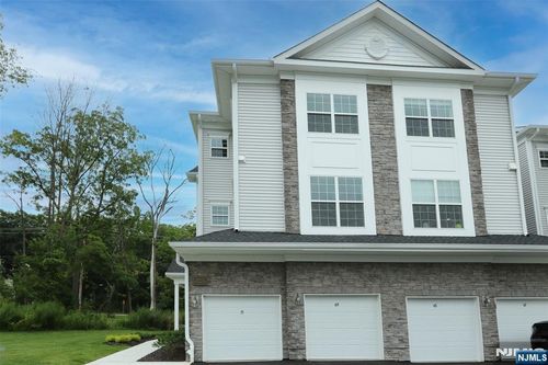 71 Veterans Way, Morris Plains, NJ, 07950-2474 | Card Image