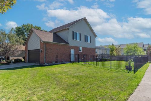 29008 Pinehurst Dr, Chesterfield, MI, 48051-3655 | Card Image