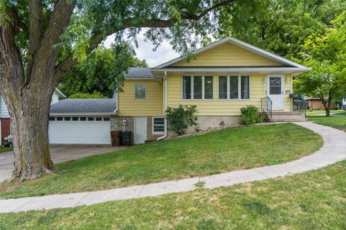 341 E Ave, Nevada, IA, 50201-2535 | Card Image
