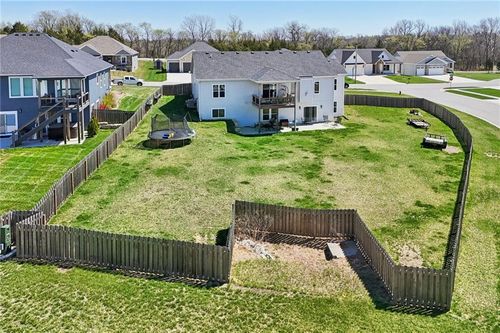 594 Oakwood Ln, Tonganoxie, KS, 66086-7807 | Card Image