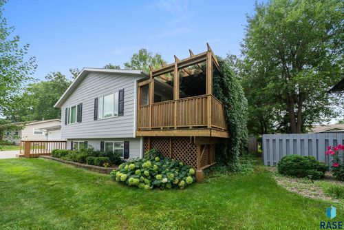 1513 E Sylvan Cir Circle, Brandon, SD, 57005 | Card Image