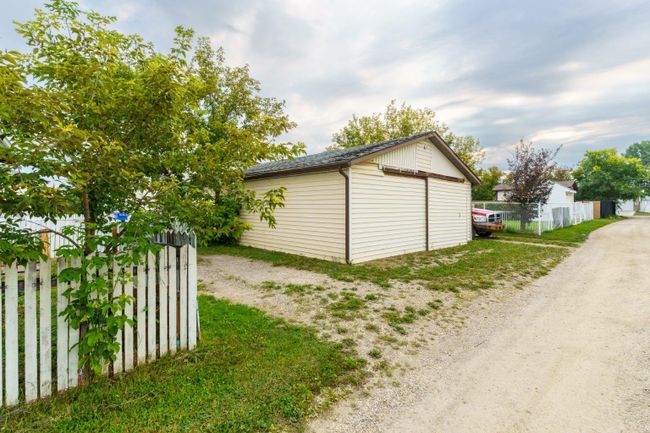 2005 &amp; 2007 25 Avenue, Home with 3 bedrooms, 1 bathrooms and 4 parking in Bowden AB | Image 24