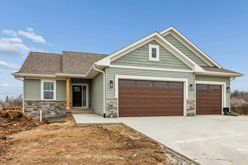 3215 Sunflower St, Ely, IA, 52227-9103 | Card Image
