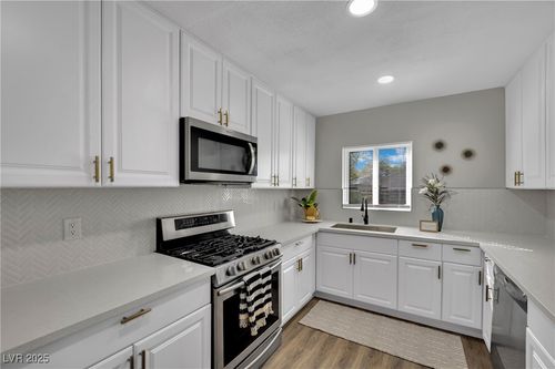 27 Magnesium St, Henderson, NV, 89015-7112 | Card Image