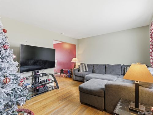 8207 Dartmouth Dr, Warren, MI, 48093-2814 | Card Image