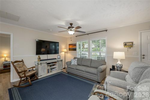 32 Beechwood Lakes Dr, Hendersonville, NC, 28792-9204 | Card Image