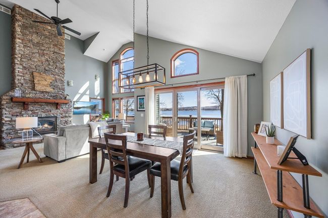 A view of the lake in EVERY room! | Image 13