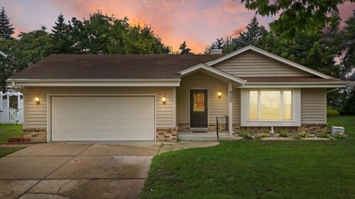 8169 S Wilding Dr, Oak Creek, WI, 53154-7433 | Card Image