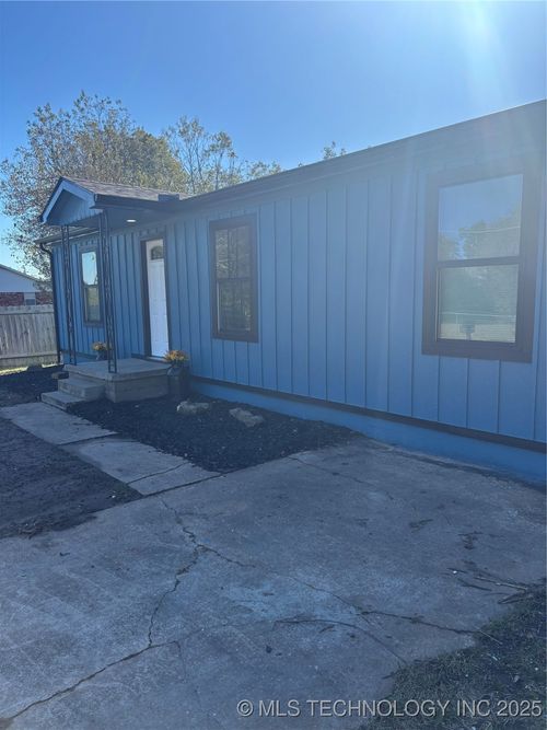 1129 E Vine St, Cushing, OK, 74023-2333 | Card Image