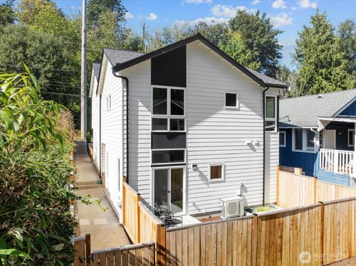 b-5984 26th Ave Sw, Seattle, WA, 98106-1438 | Card Image