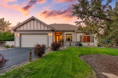 990 Victoria Falls Dr, Redmond, OR, 97756-7359 | Card Image