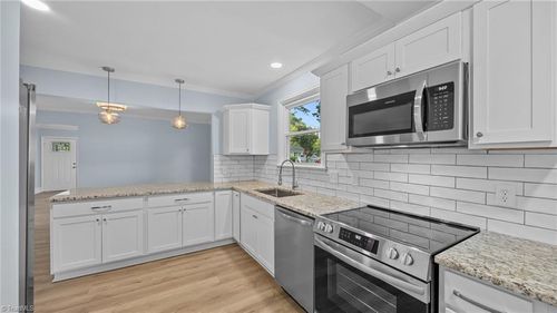 502 Thomas St, Reidsville, NC, 27320-4924 | Card Image