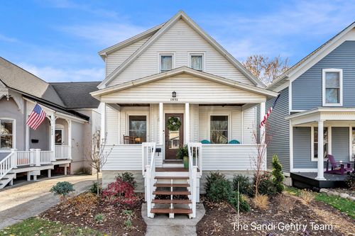 1022 Washington Ave, Grand Haven, MI, 49417-1624 | Card Image