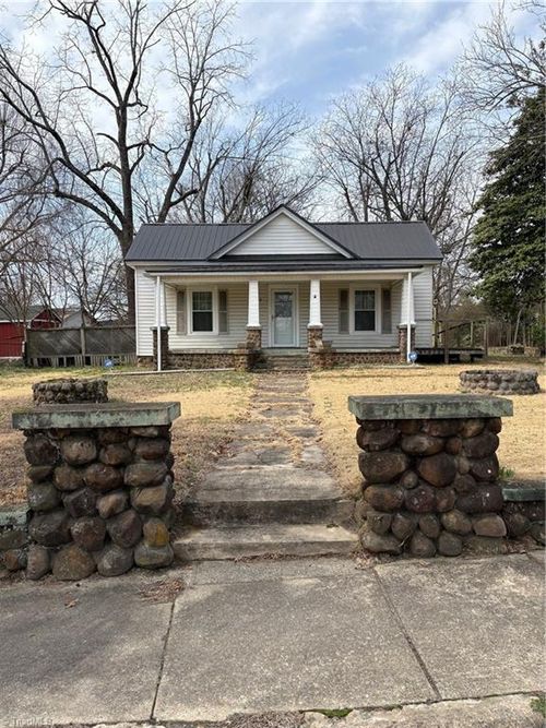 1104 Barnes St, Reidsville, NC, 27320-4975 | Card Image