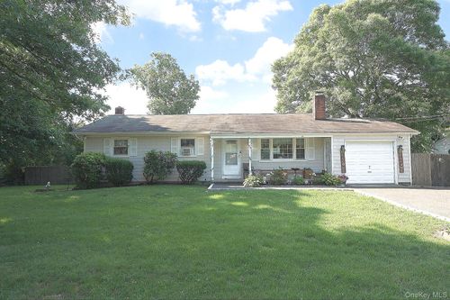 12 Acorn St, Ronkonkoma, NY, 11779-4406 | Card Image