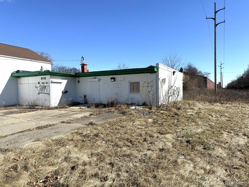 910 N Vernon Ave, Flint, MI, 48506-3834 | Card Image