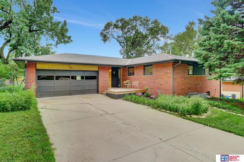241 Wedgewood Dr, Lincoln, NE, 68510-2437 | Card Image