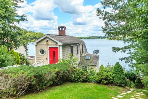 56 S Shore Rd, Salem, NH, 03079-1917 | Card Image