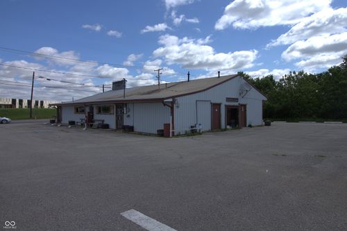 2221 E Jackson St, Muncie, IN, 47303-4142 | Card Image