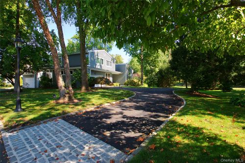 40 Tiffany Cir, Manhasset, NY, 11030-3914 | Card Image