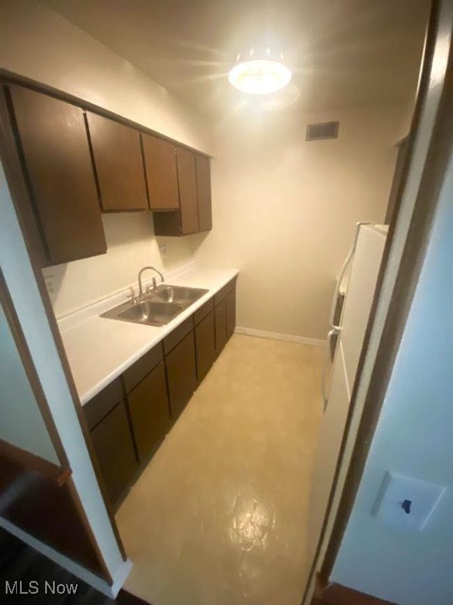 200 W 36 Th St, Condo with 2 bedrooms, 1 bathrooms and null parking in Shadyside OH | Image 4