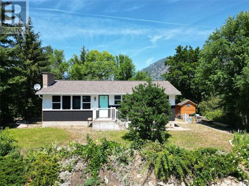 813 Oak St, Castlegar, BC, V1N2H5 | Card Image