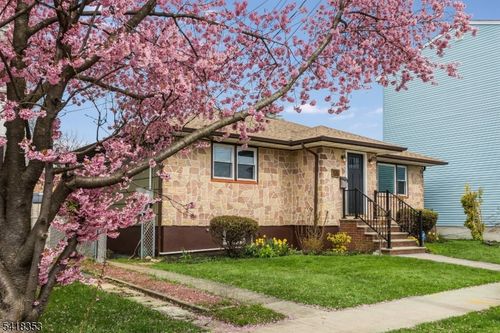 81 Burnett Ave, Maplewood, NJ, 07040-2933 | Card Image