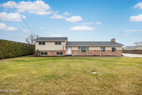 790 E Bonnieview Rd, Grandview, WA, 98930-9341 | Card Image