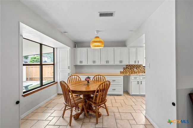 Eat-In Kitchen | Image 13