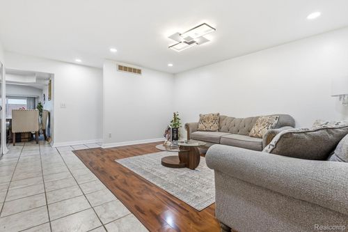 36217 Jeffrey Dr, Sterling Heights, MI, 48310-4359 | Card Image