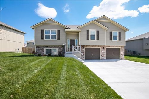 515 Emerson Dr, Belton, MO, 64012-4735 | Card Image