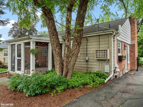 16980 Buckingham Ave, Beverly Hills, MI, 48025-3200 | Card Image