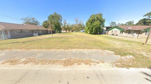 6411 39th St, Groves, TX, 77619-5235 | Card Image
